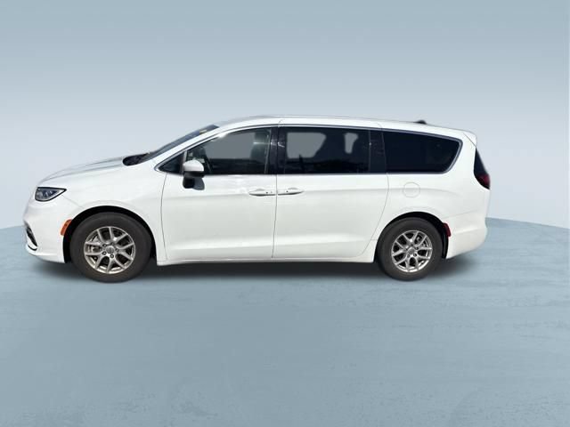 Used 2023 Chrysler Pacifica Touring-L FWD image 4