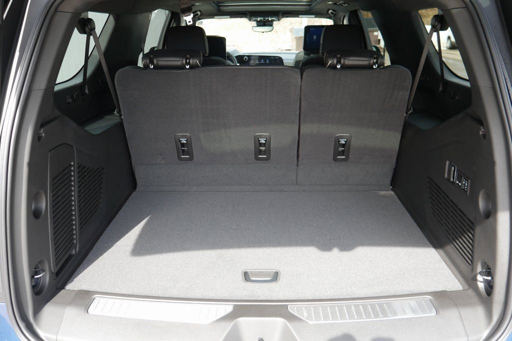 New 2026 Chevrolet Suburban Premier image 31