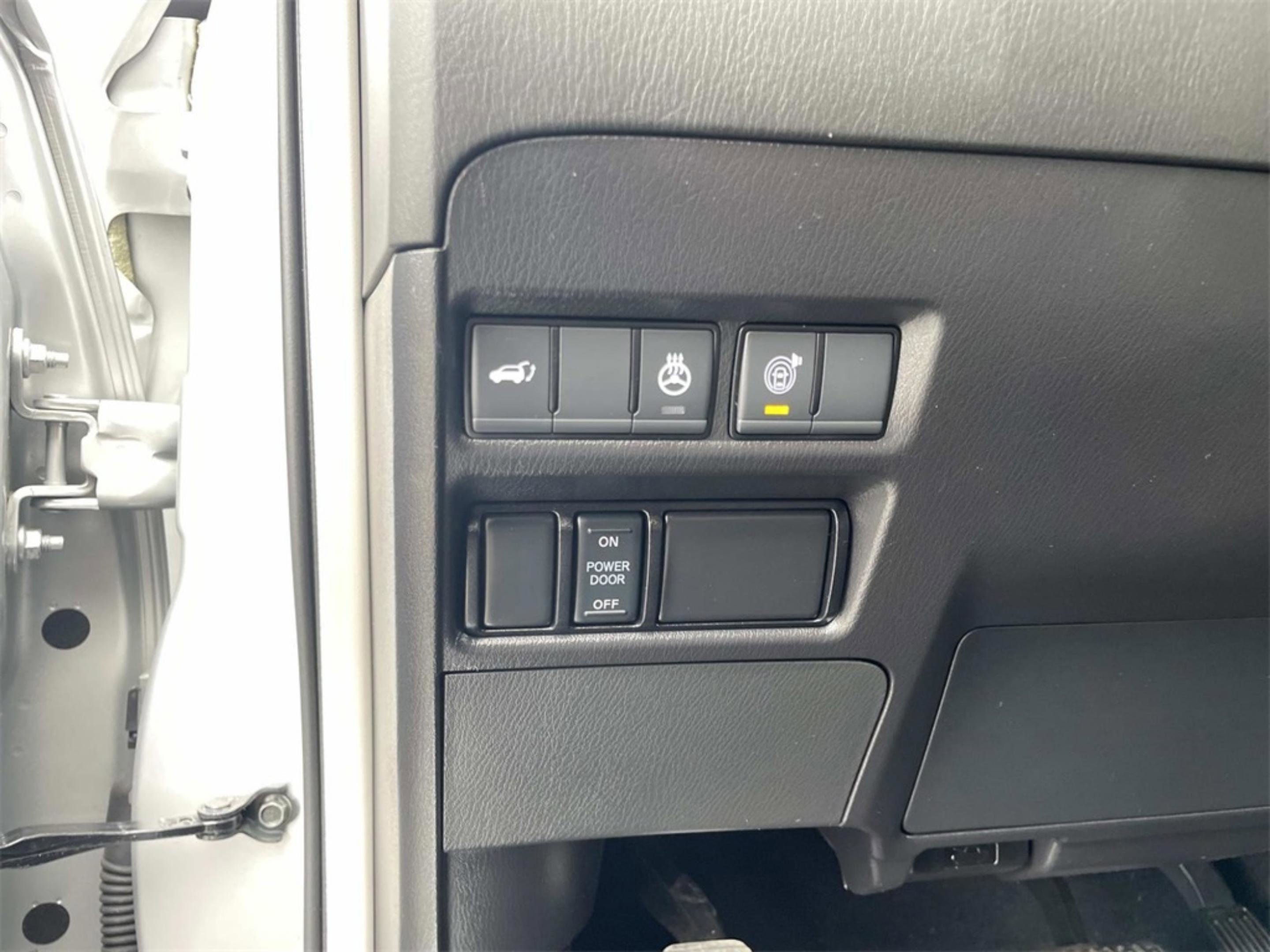 Used 2024 Nissan Armada SL w/ Captain's Chairs Package image 18