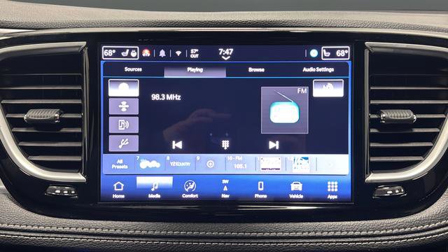 Used 2025 Chrysler Pacifica Limited image 22