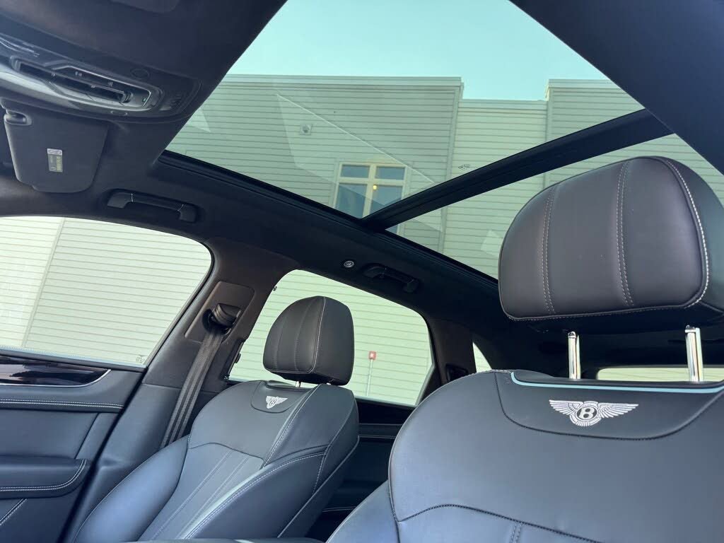 Used 2019 Bentley Bentayga image 2