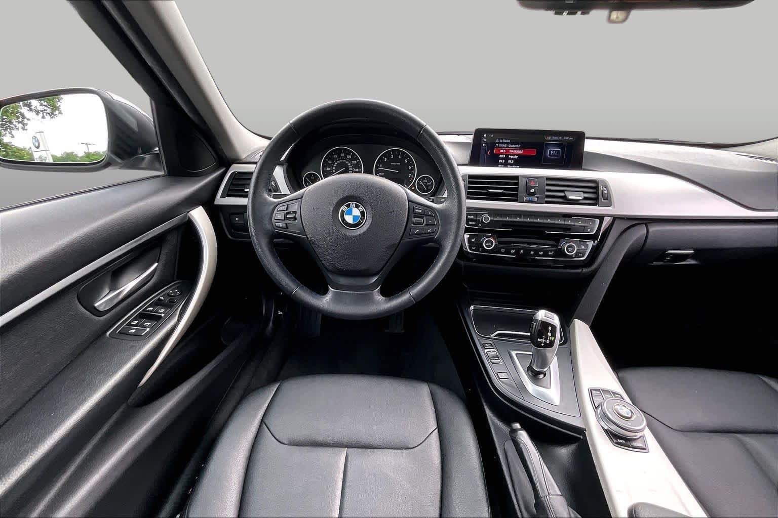 Used 2018 BMW 320i xDrive Sedan AWD/4WD image 5