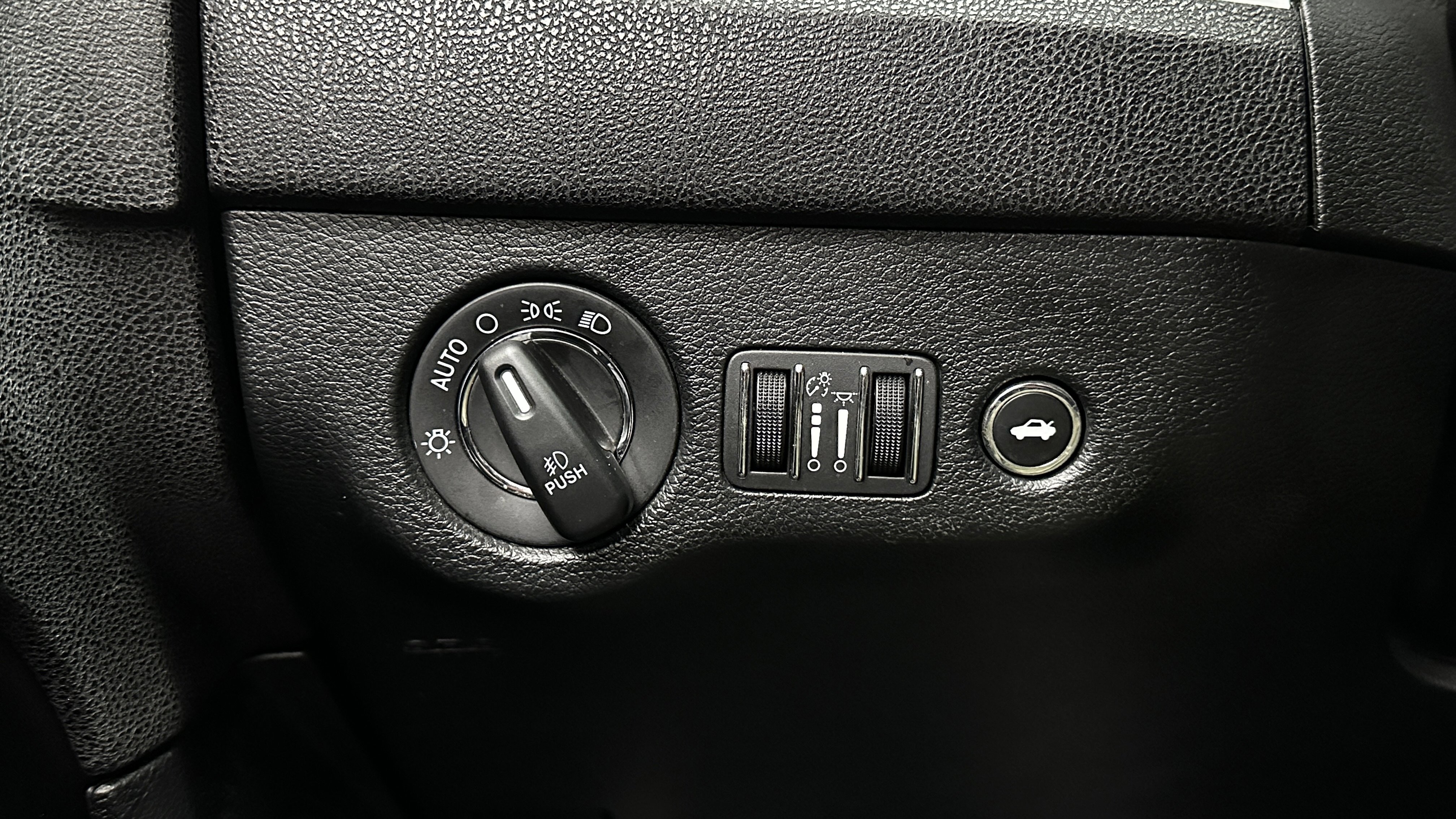 Used 2018 Chrysler 300 Touring L image 22