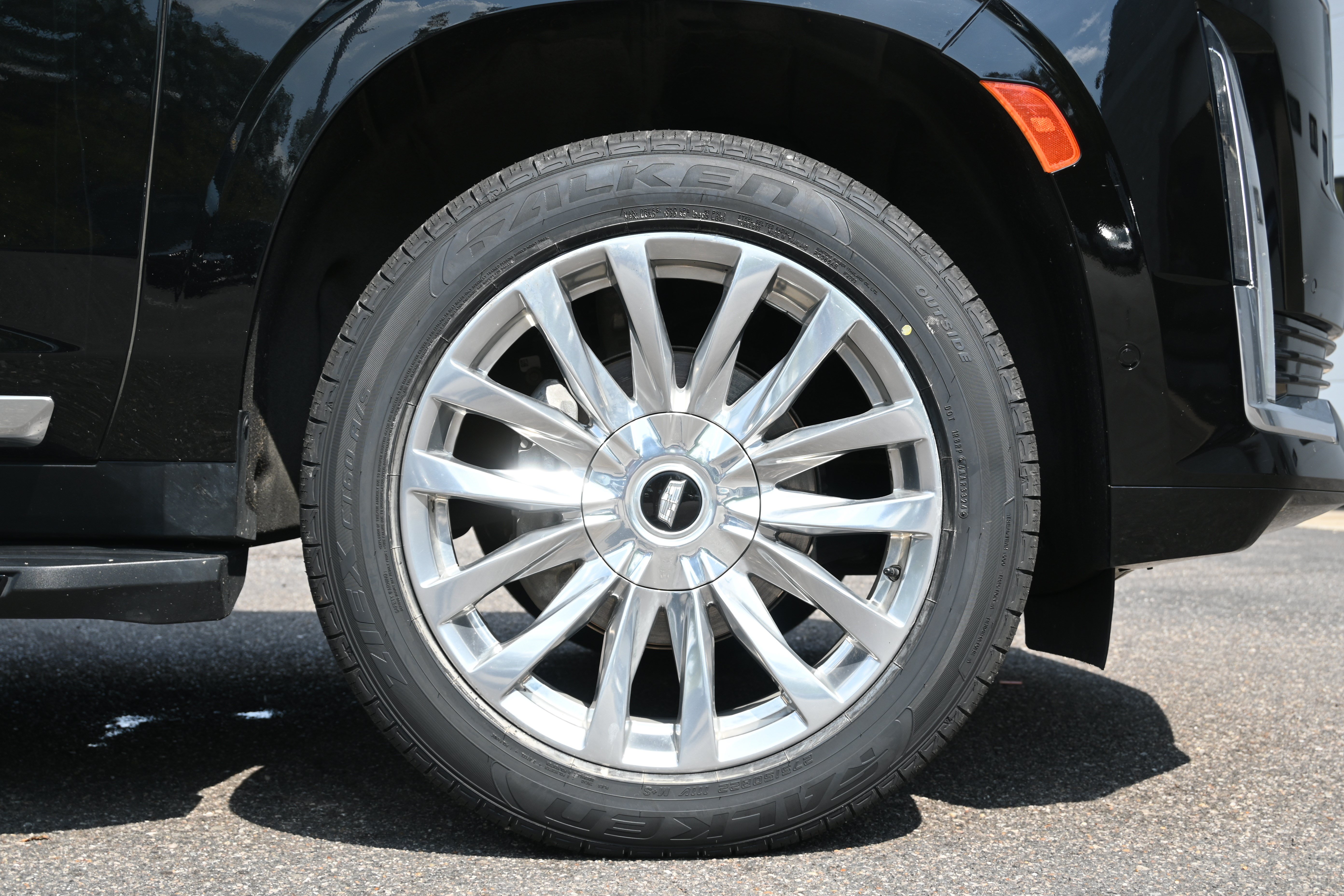Used 2023 Cadillac Escalade Premium Luxury AWD/4WD image 13