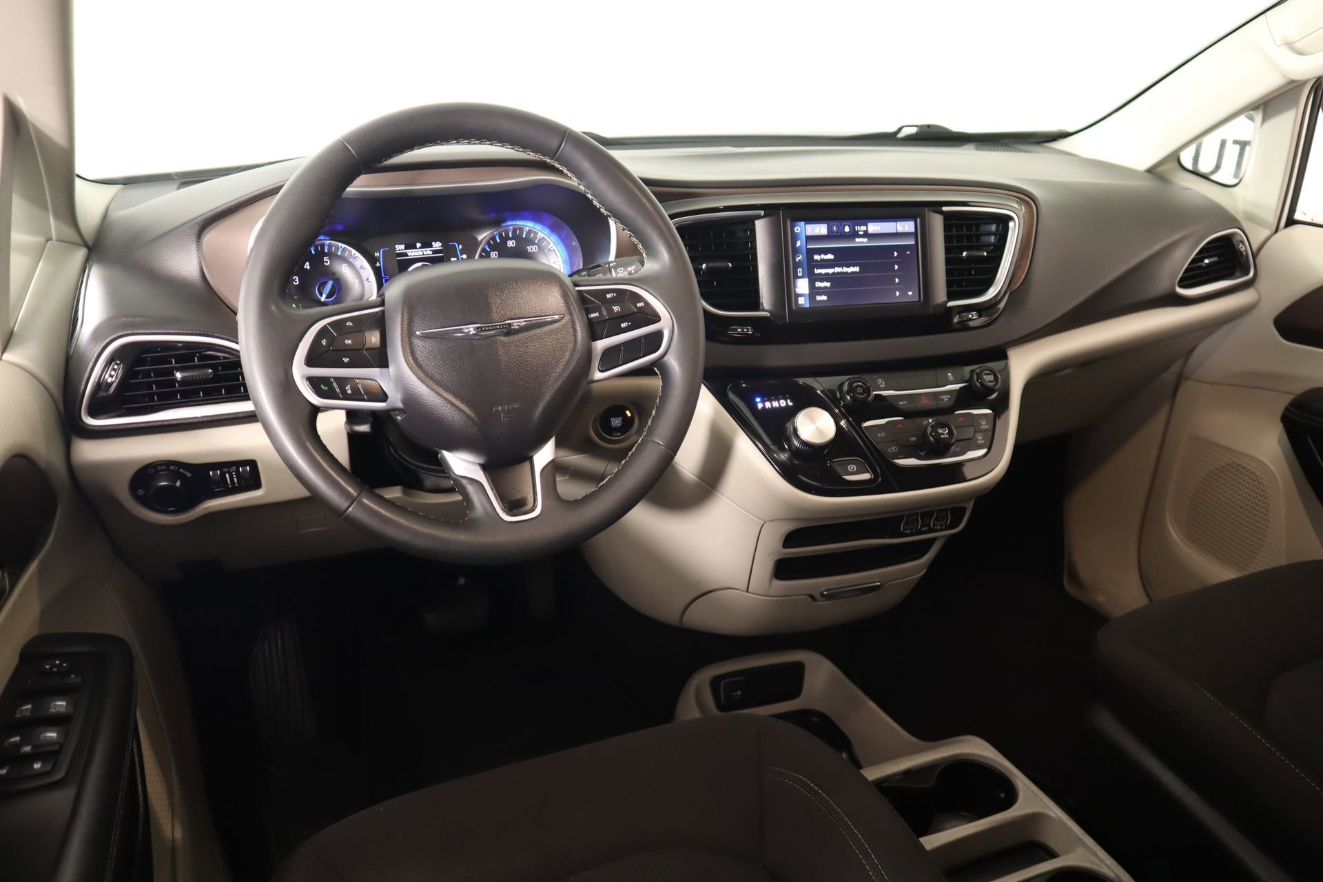 Used 2024 Chrysler Voyager LX image 2