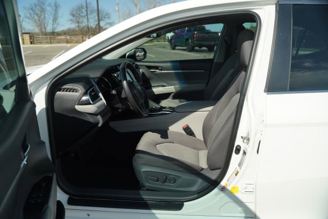 Used 2018 Toyota Camry LE image 11