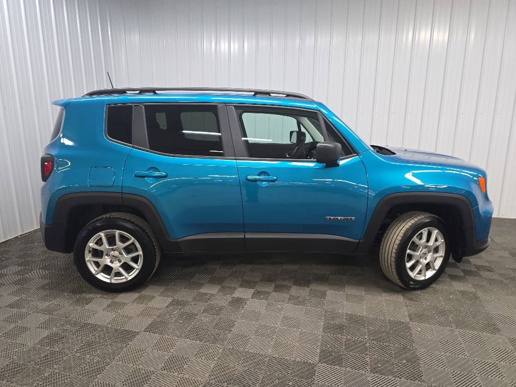Used 2022 Jeep Renegade Latitude AWD/4WD image 2
