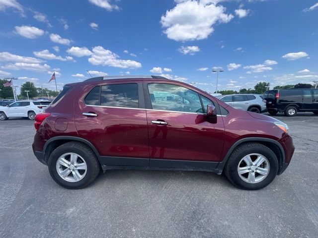 Used 2017 Chevrolet Trax LT w/ Sun & Sound Package FWD image 4