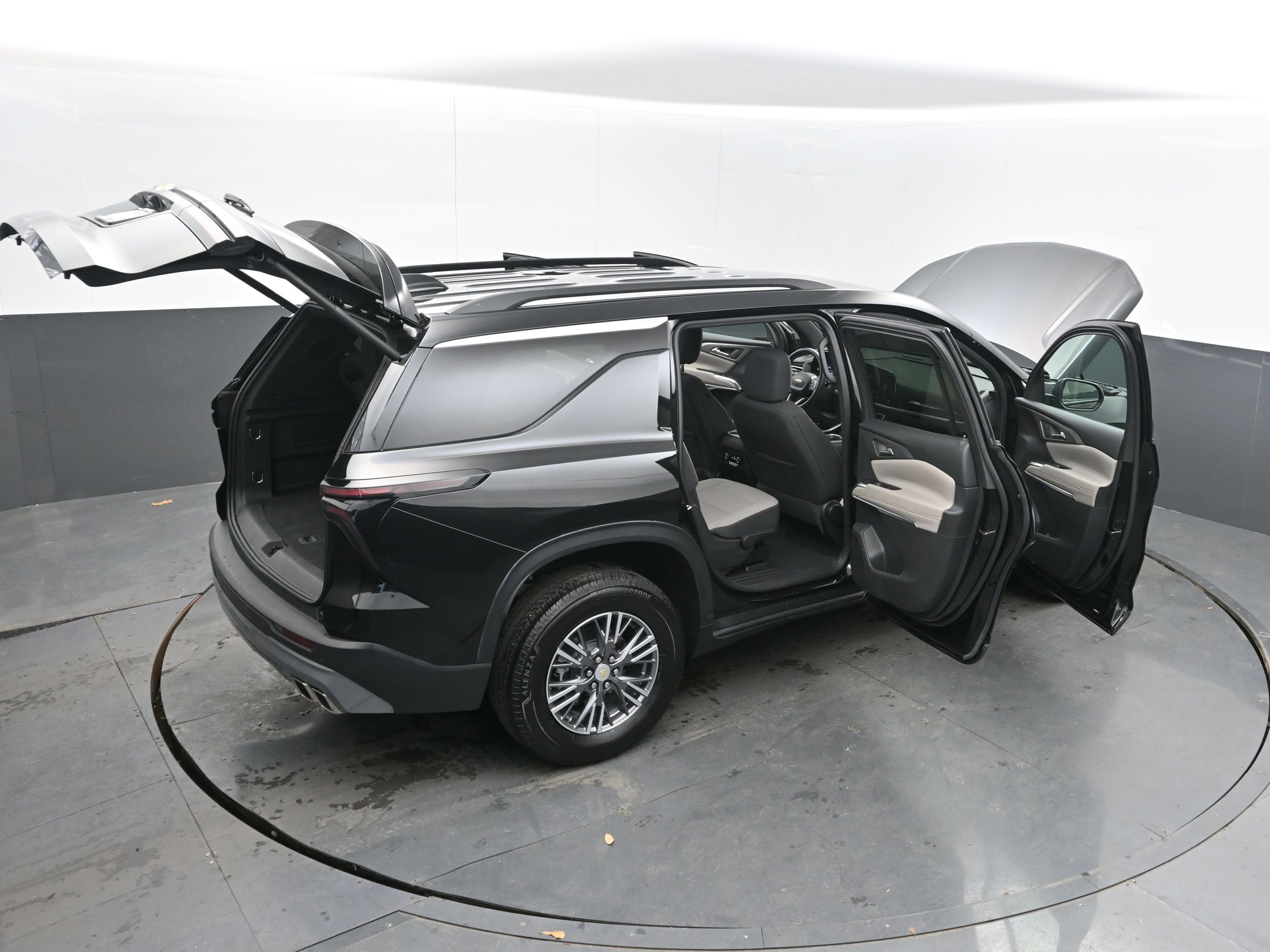 Used 2025 Chevrolet Traverse LT image 47