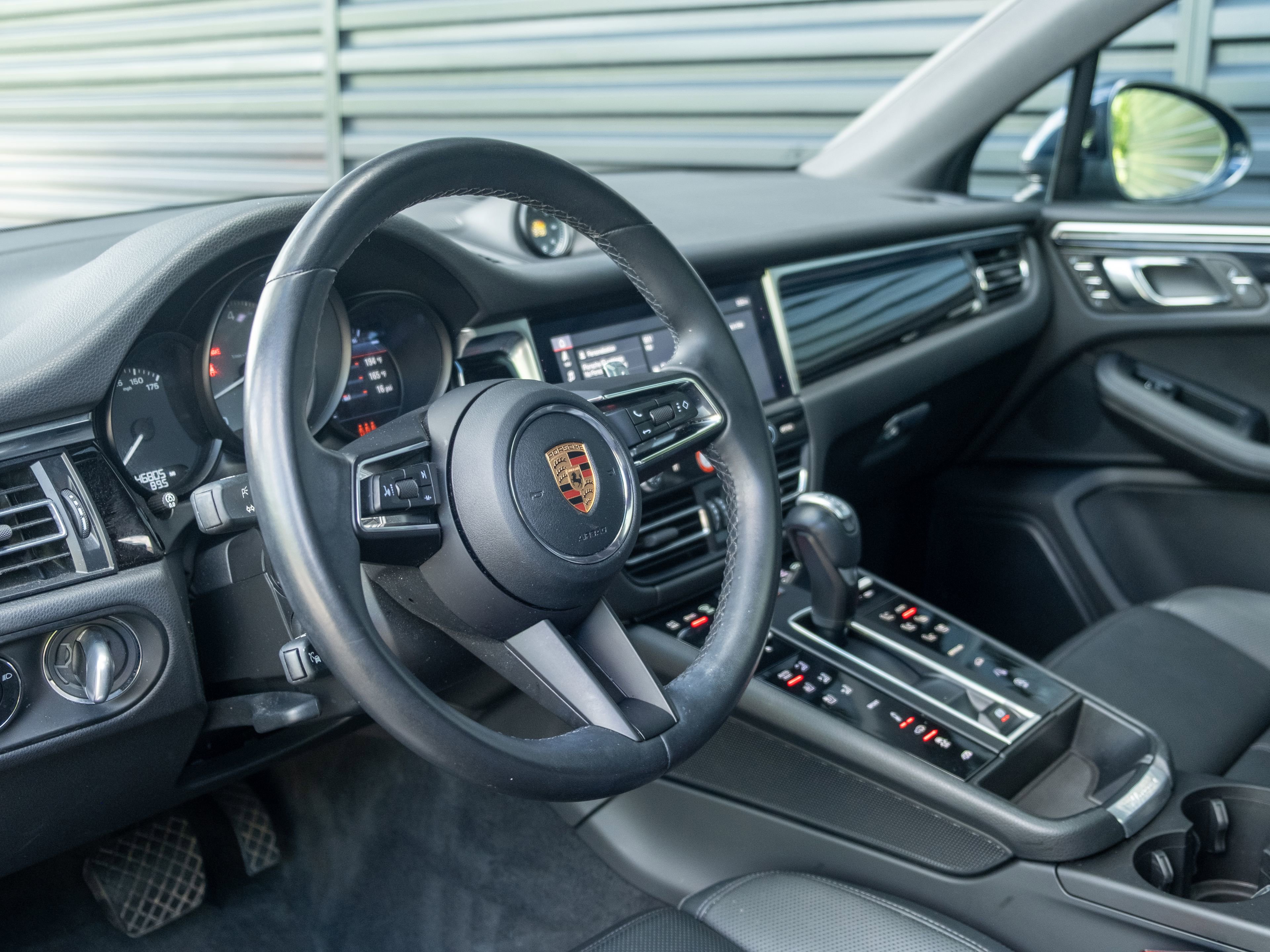Certified 2023 Porsche Macan S AWD/4WD image 4