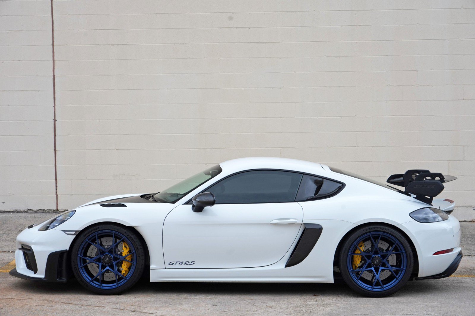 Used 2024 Porsche 718 Cayman GT4 RS w/ Weissach Package RWD image 45