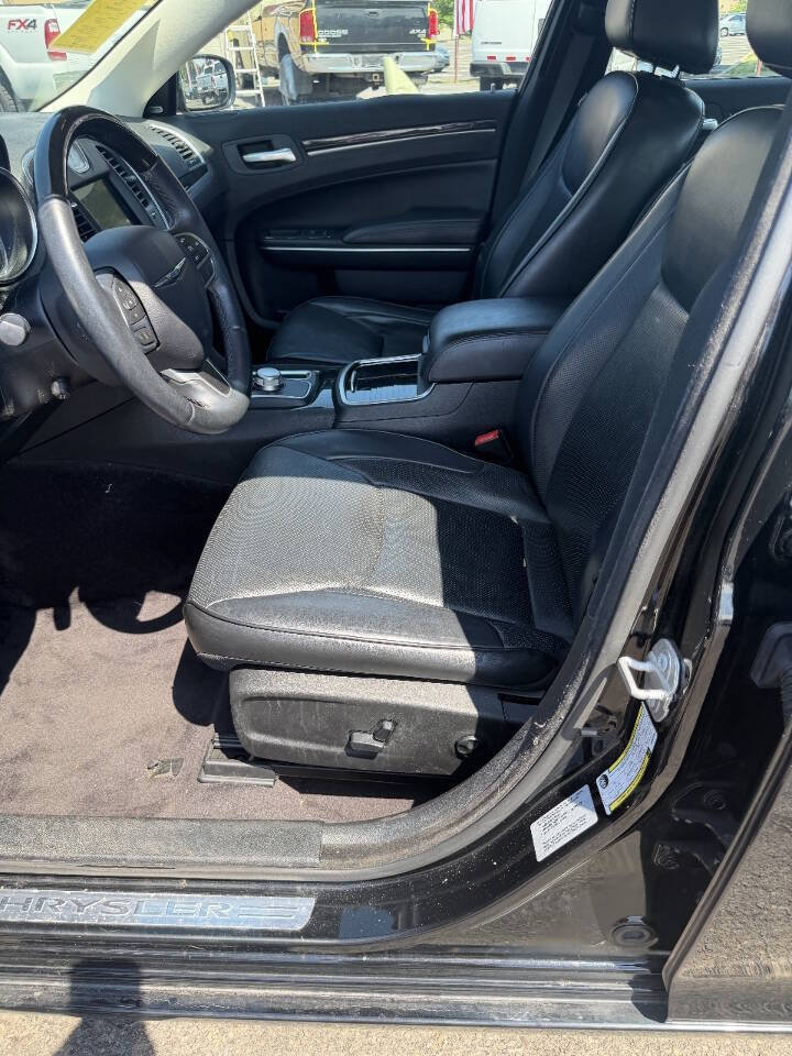 Used 2017 Chrysler 300 C RWD image 9