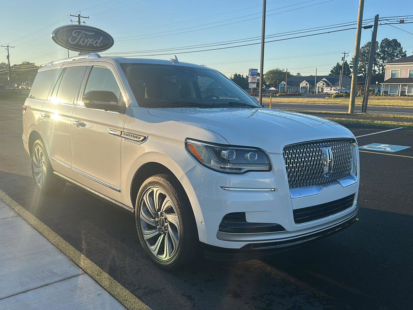 Used 2024 Lincoln Navigator Premiere AWD/4WD image 3