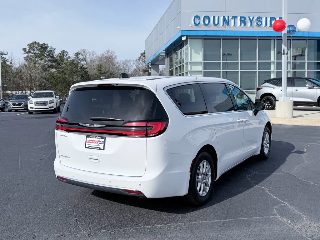 Used 2024 Chrysler Pacifica Touring-L image 6