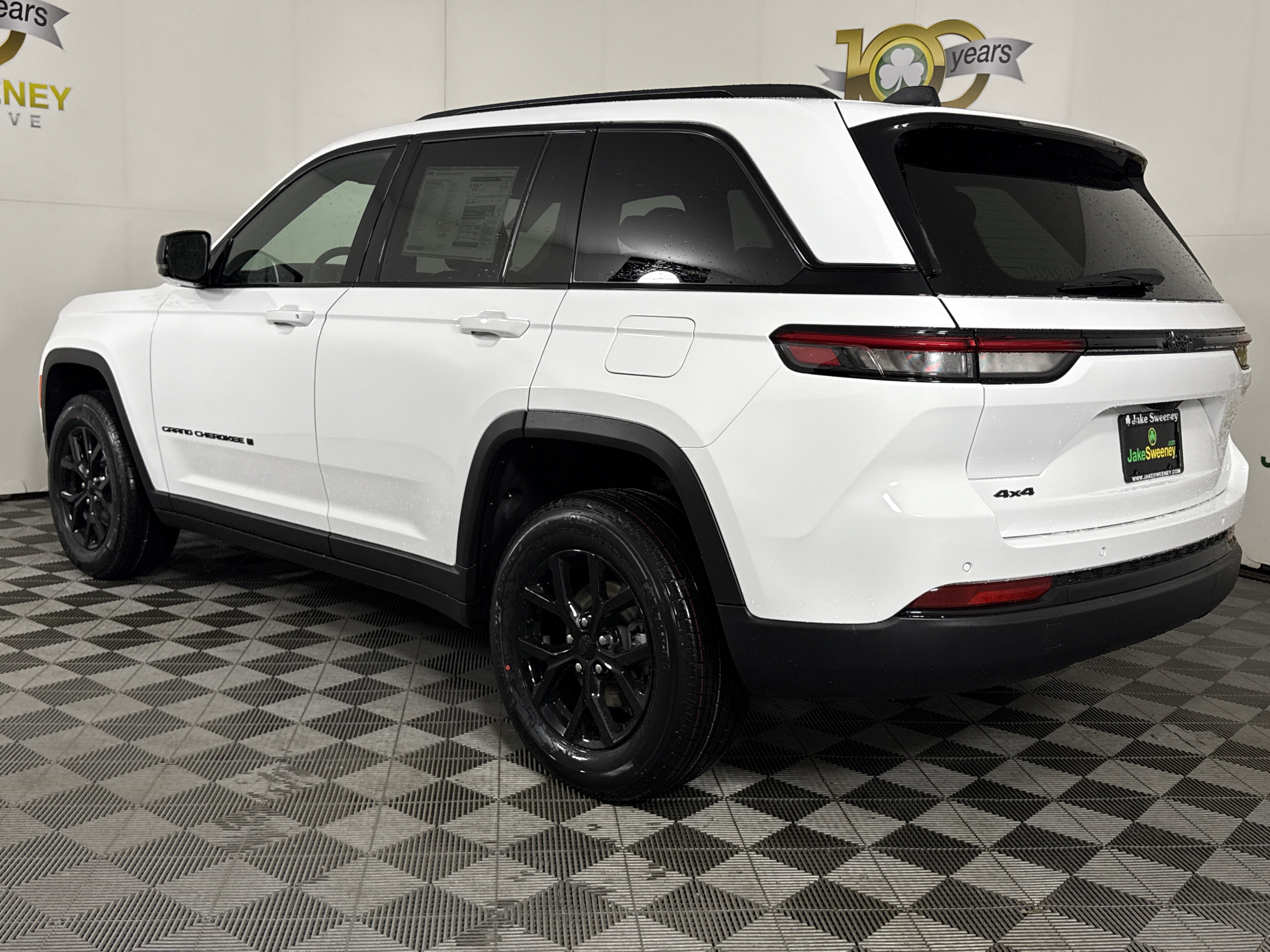 New 2025 Jeep Grand Cherokee Altitude w/ Trailer Tow Package AWD/4WD image 6