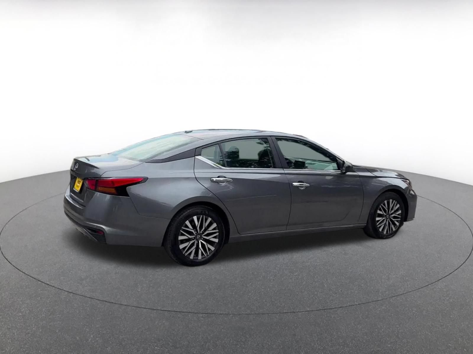 Used 2025 Nissan Altima 2.5 SV FWD image 12
