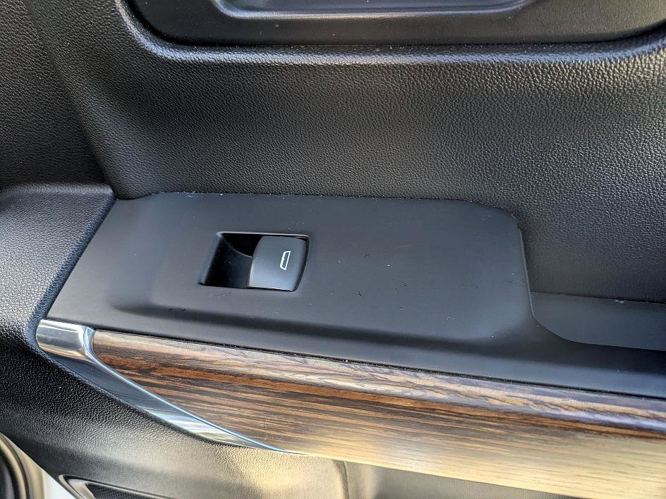 Used 2022 Chevrolet Silverado 1500 High Country w/ Technology Package image 32