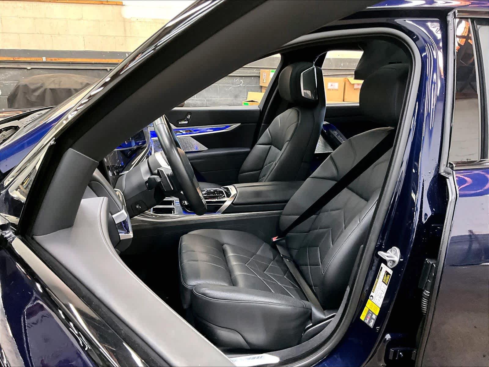 Used 2023 BMW i7 xDrive60 w/ Executive Package 2 AWD/4WD image 27