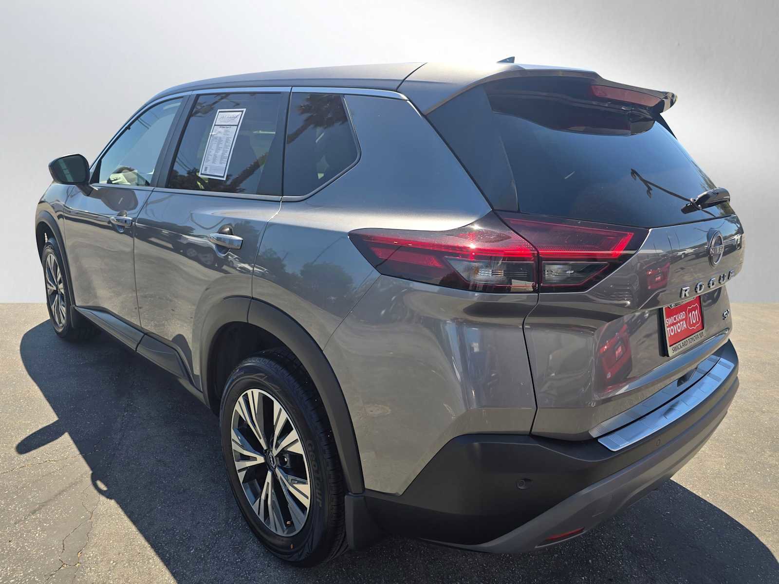 Used 2023 Nissan Rogue SV image 5