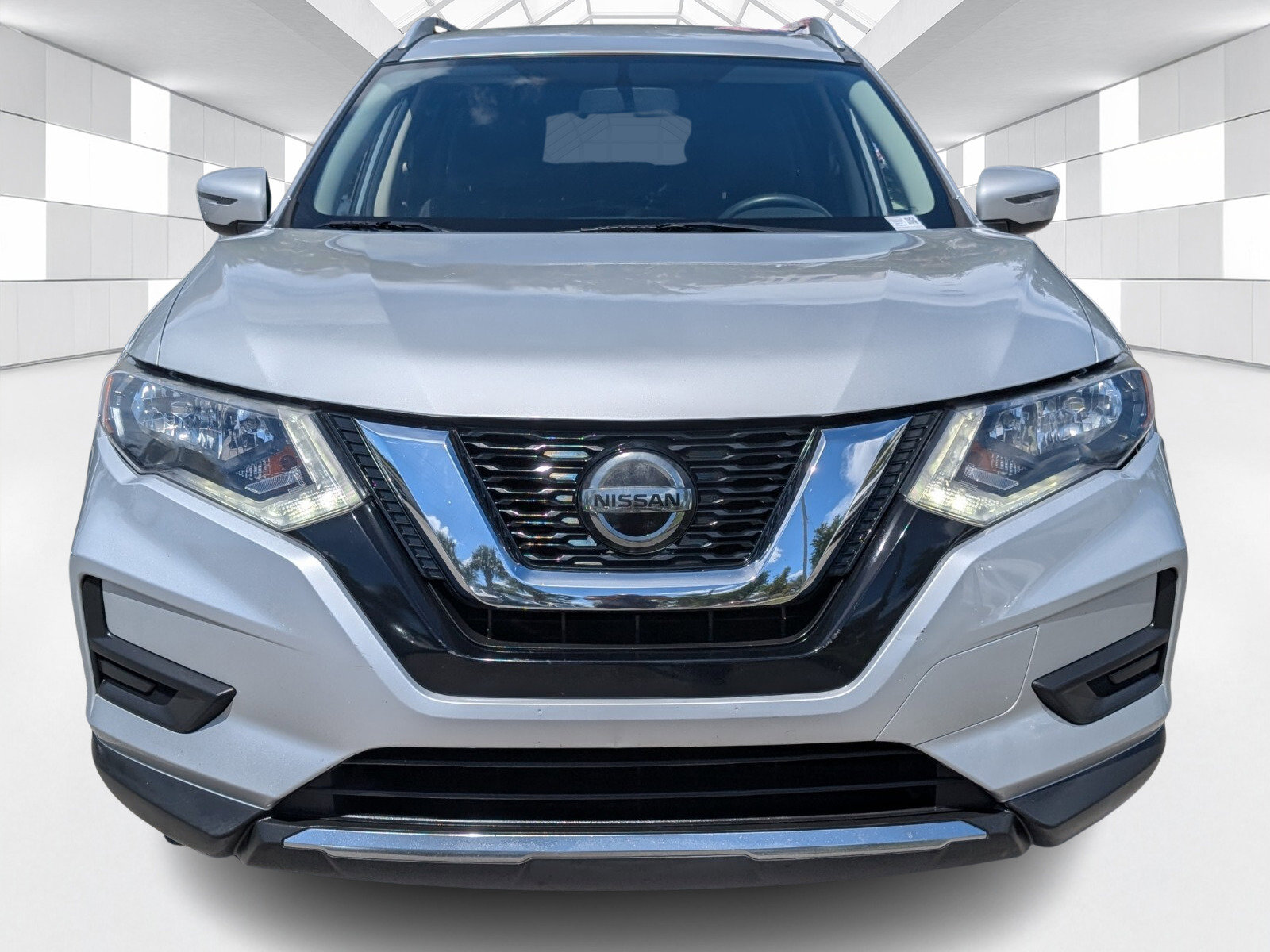 Used 2018 Nissan Rogue SV image 2