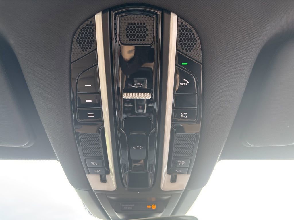 Used 2022 Porsche Cayenne Platinum Edition image 43