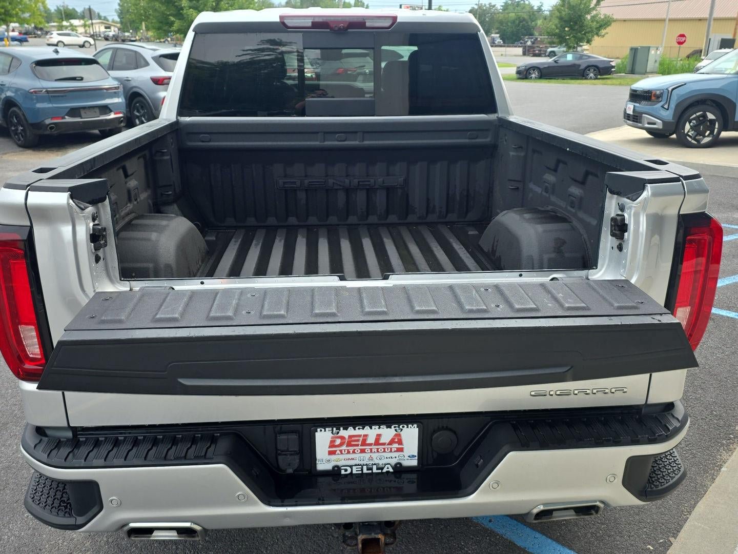 Used 2022 GMC Sierra 1500 Denali w/ Technology Package AWD/4WD image 9