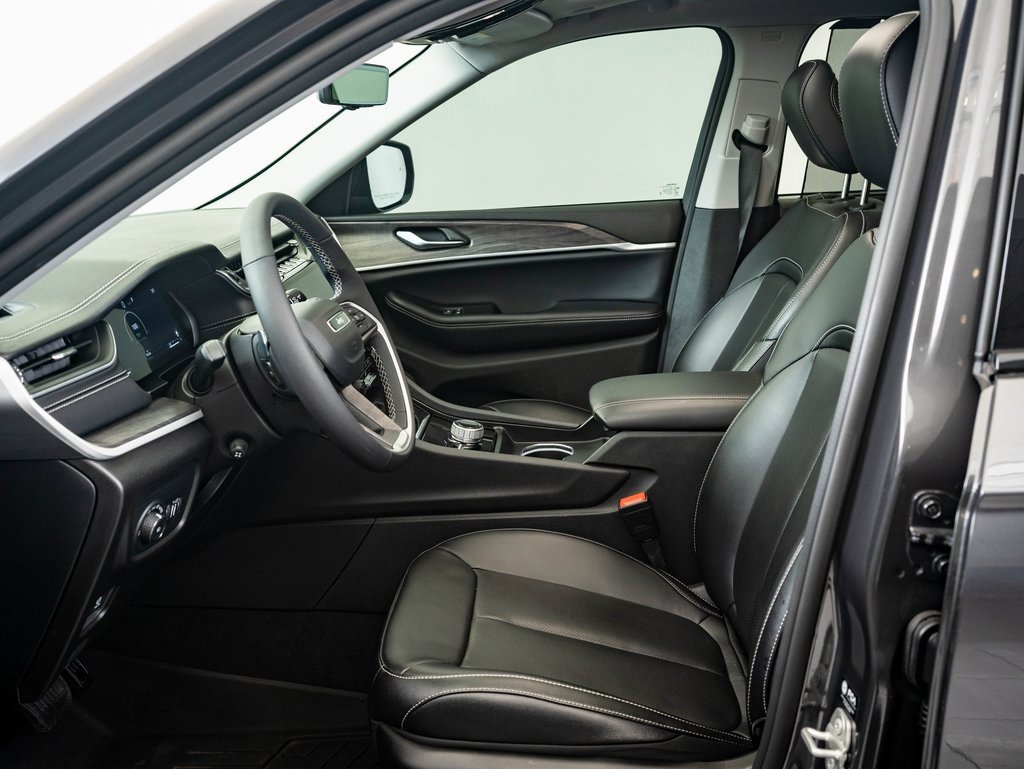 Used 2024 Jeep Grand Cherokee Limited w/ Luxury Tech Group II image 20