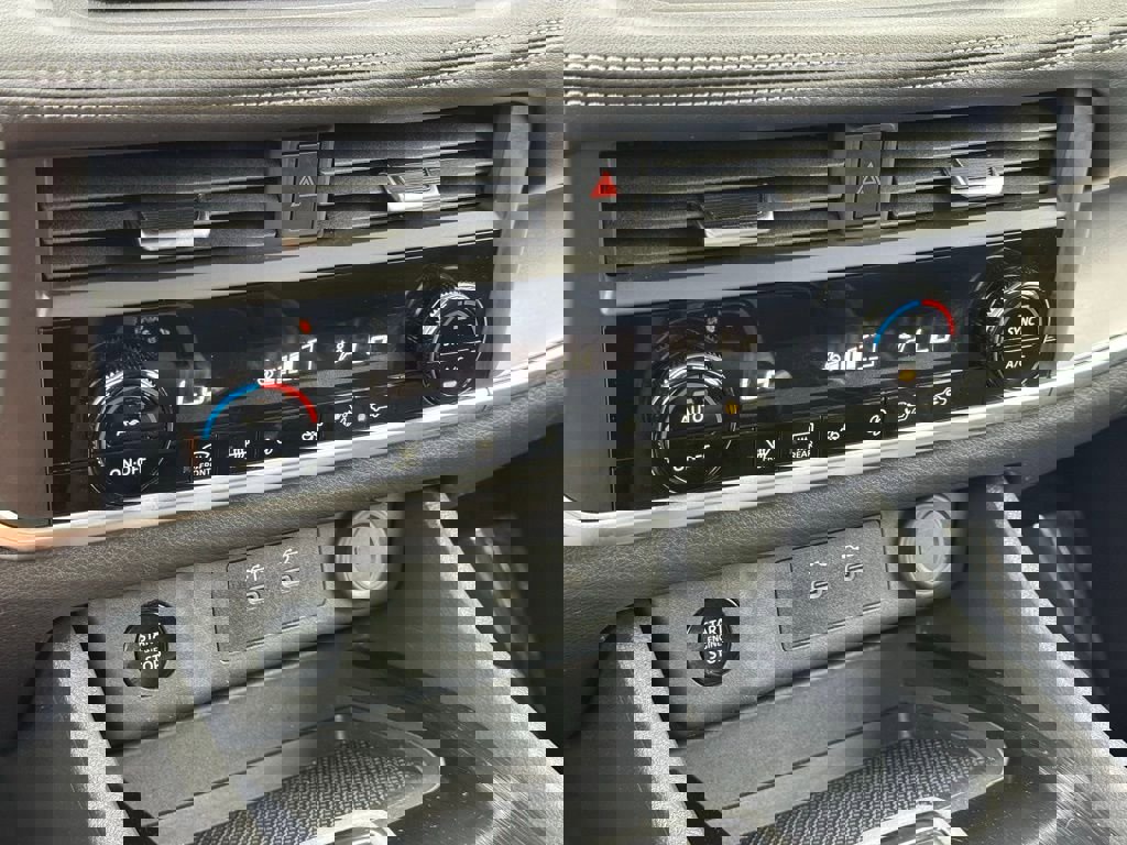 Used 2024 Nissan Rogue SV image 33