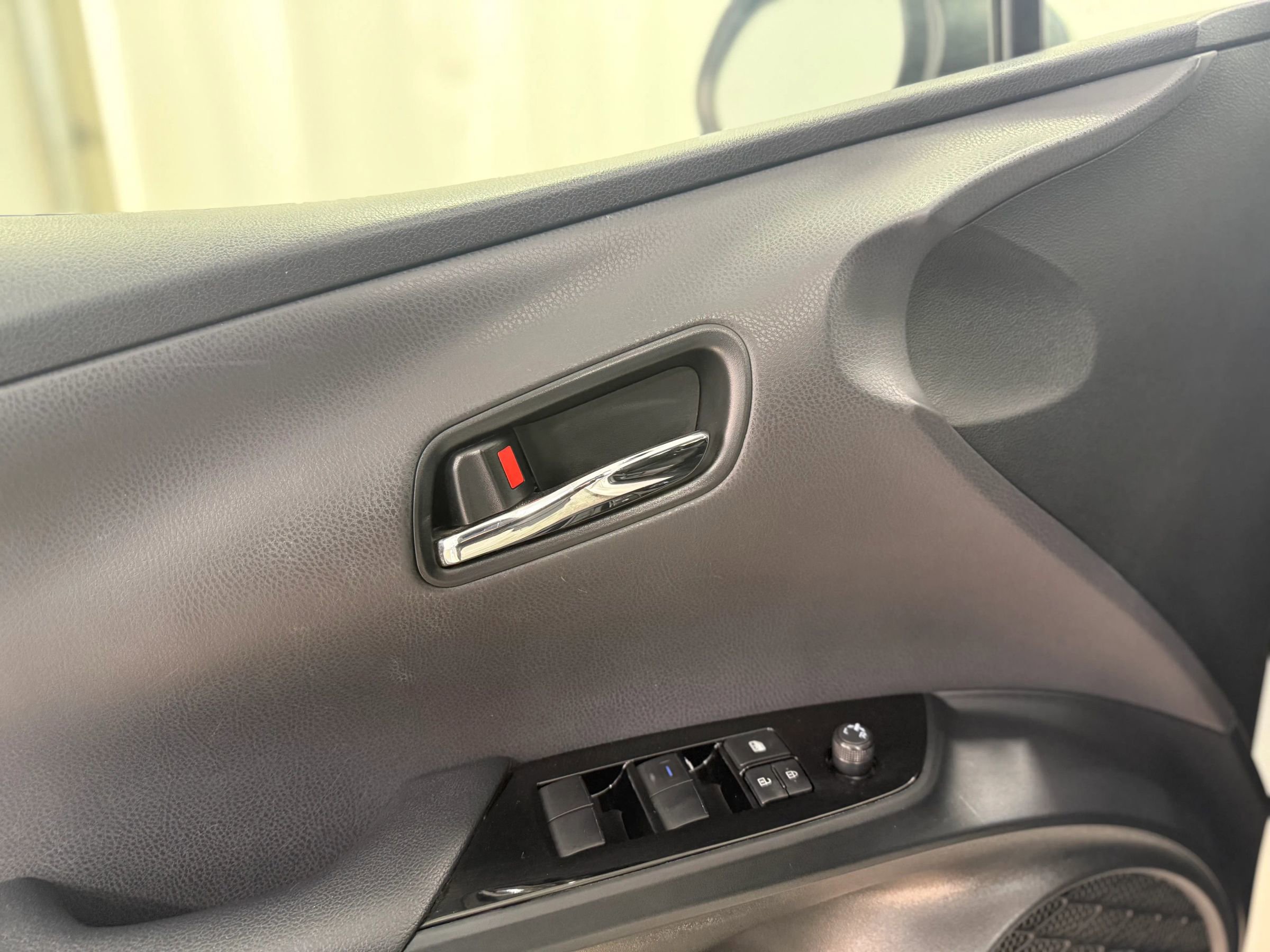 Used 2021 Toyota Prius LE image 12