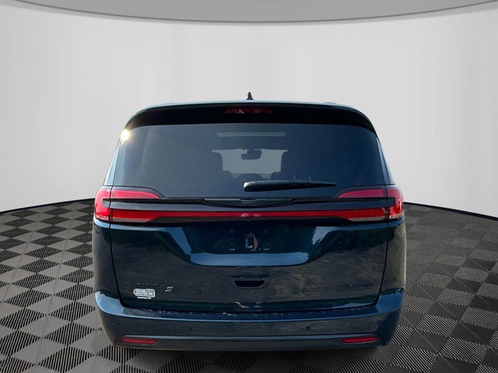Used 2025 Chrysler Pacifica Limited FWD image 4