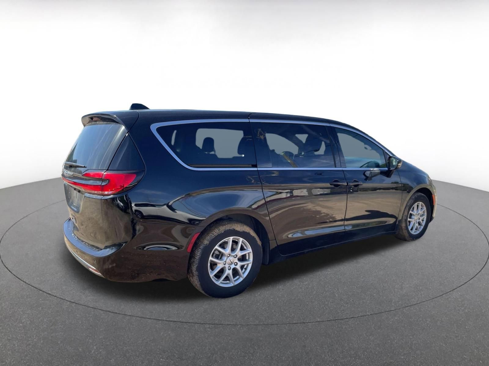 Used 2025 Chrysler Pacifica Select image 14