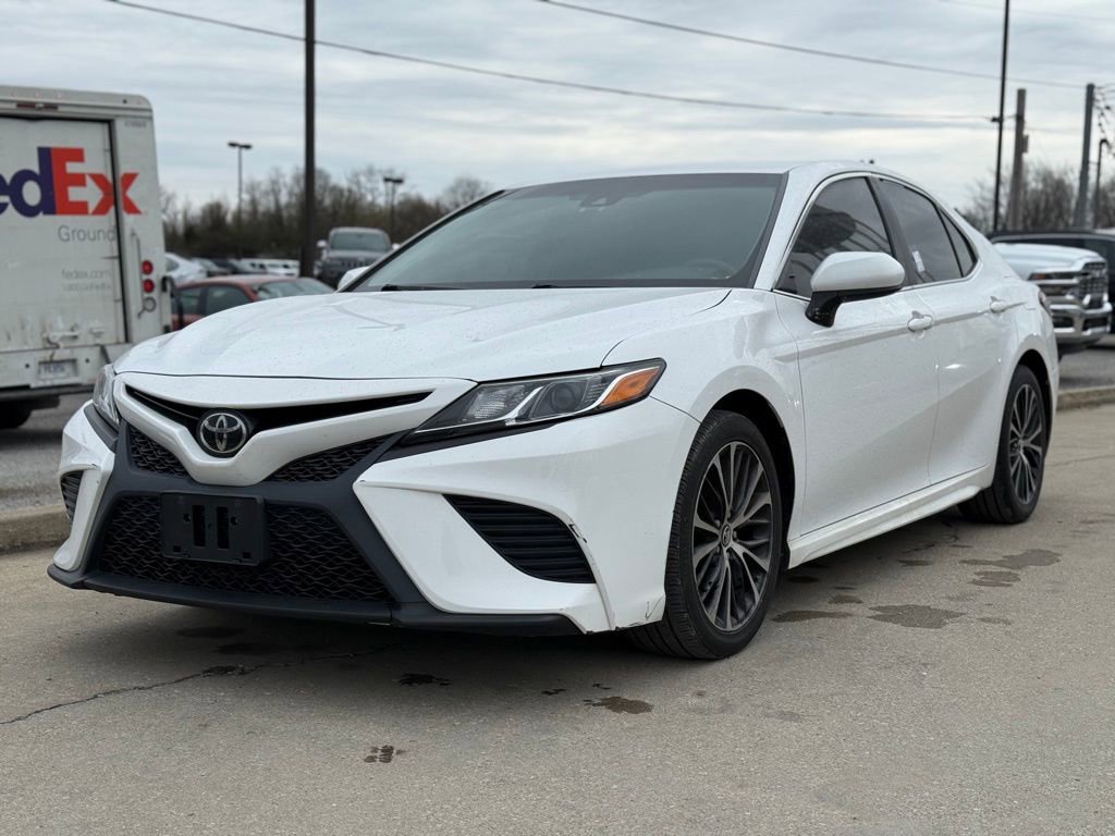 Used 2018 Toyota Camry SE image 2