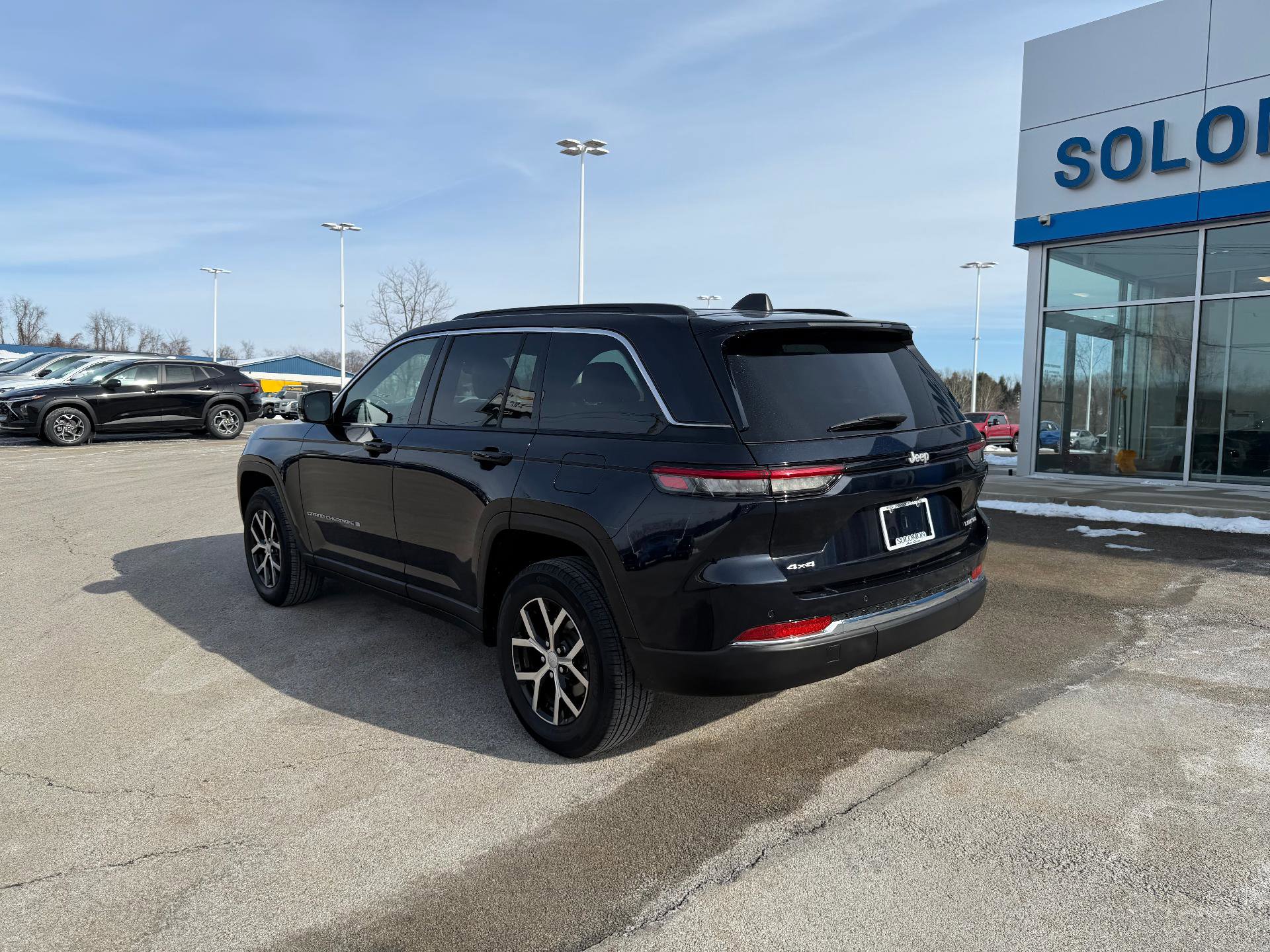 Used 2024 Jeep Grand Cherokee Limited image 3