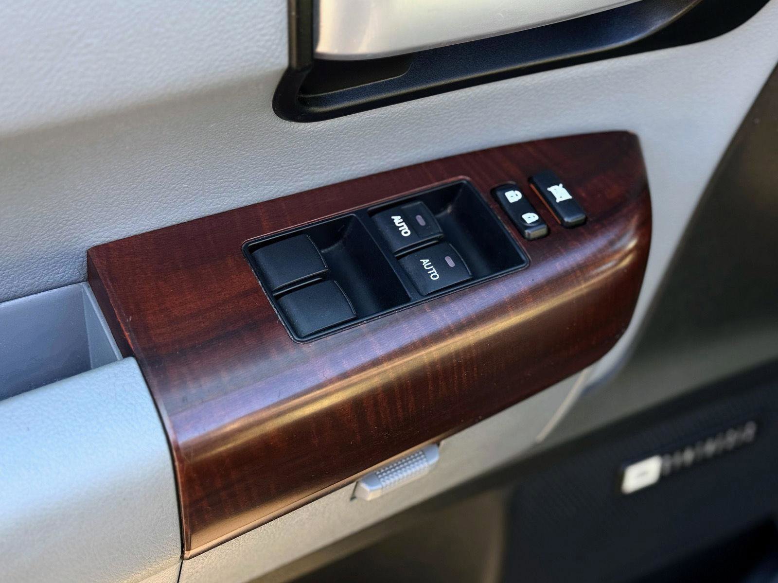 Used 2012 Toyota Sequoia Platinum image 9