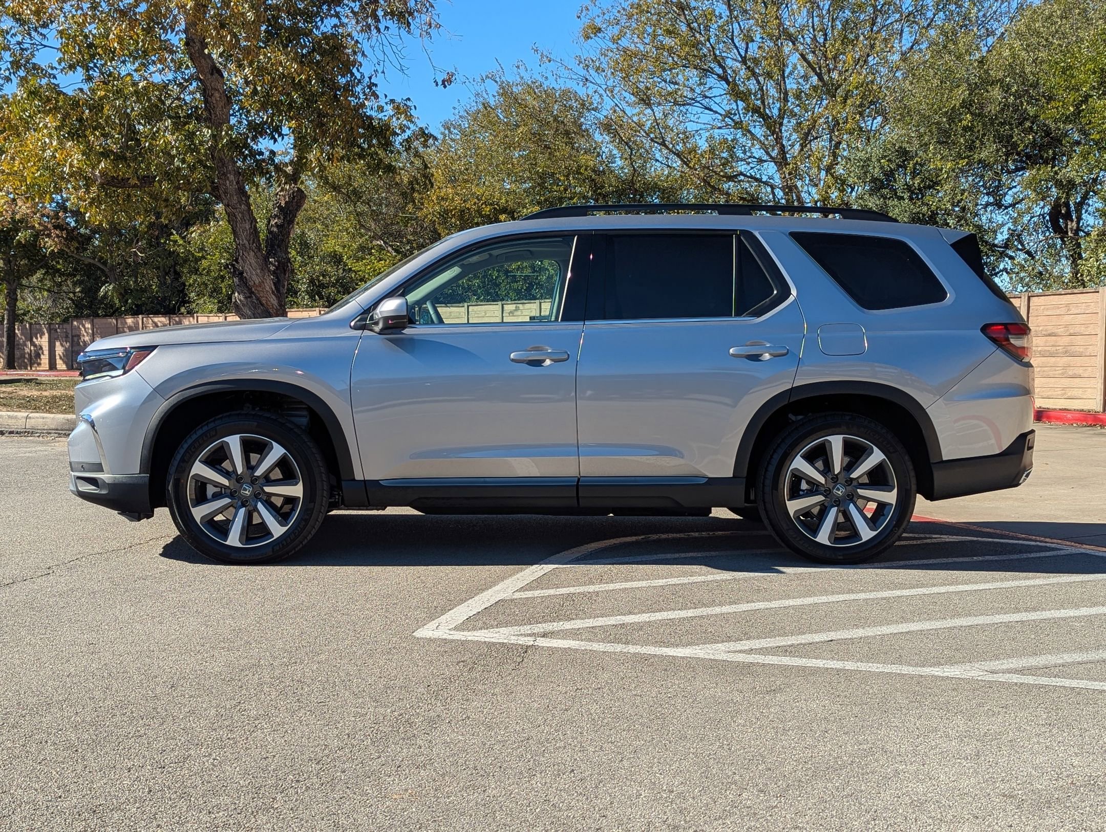 Used 2025 Honda Pilot Touring image 7