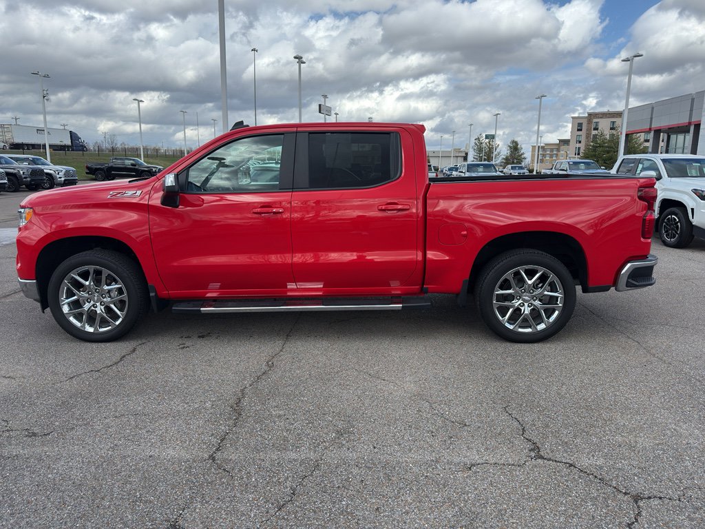 Used 2024 Chevrolet Silverado 1500 LT image 2