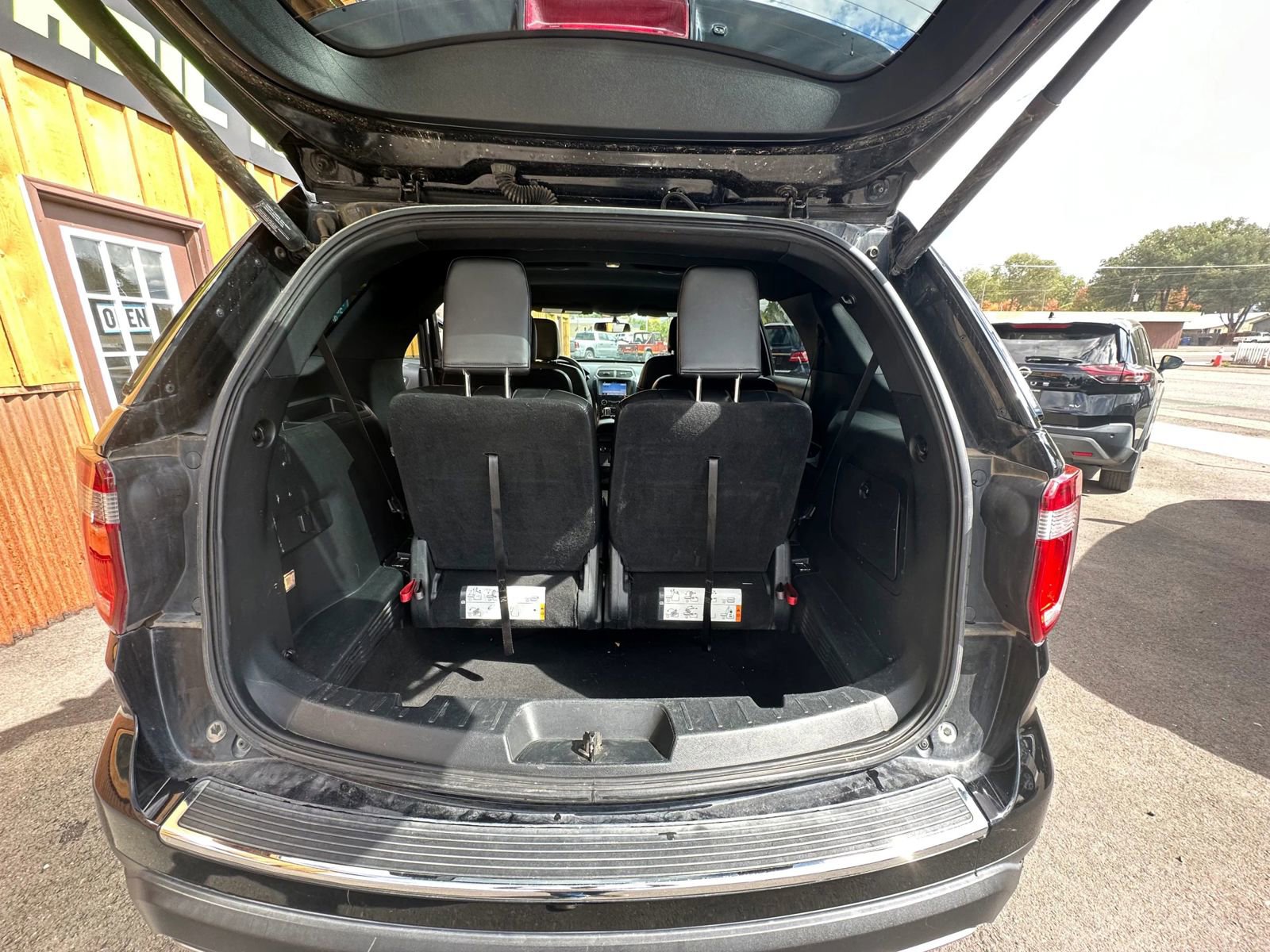 Used 2018 Ford Explorer XLT w/ Equipment Group 202A image 18