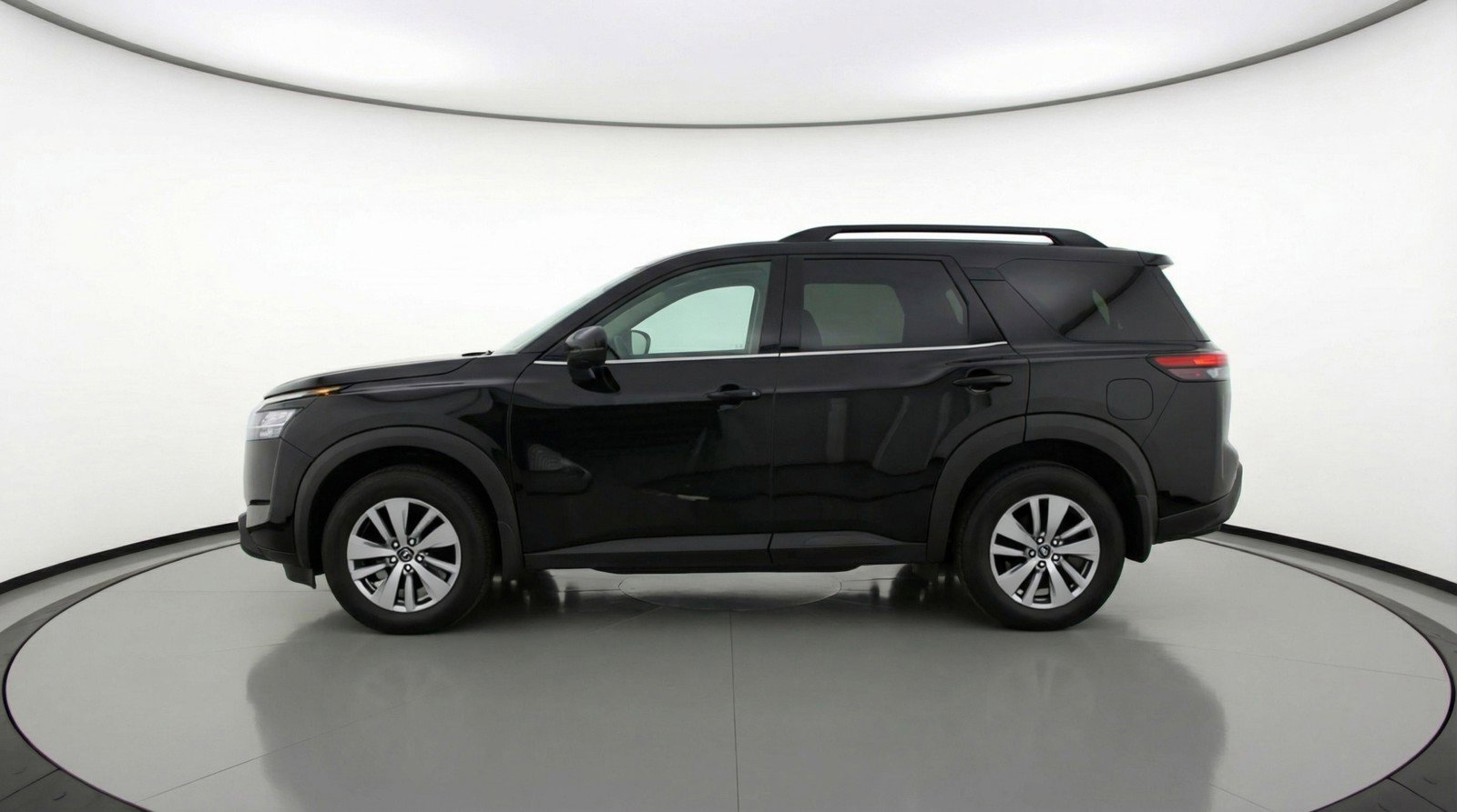 Used 2025 Nissan Pathfinder SV image 5