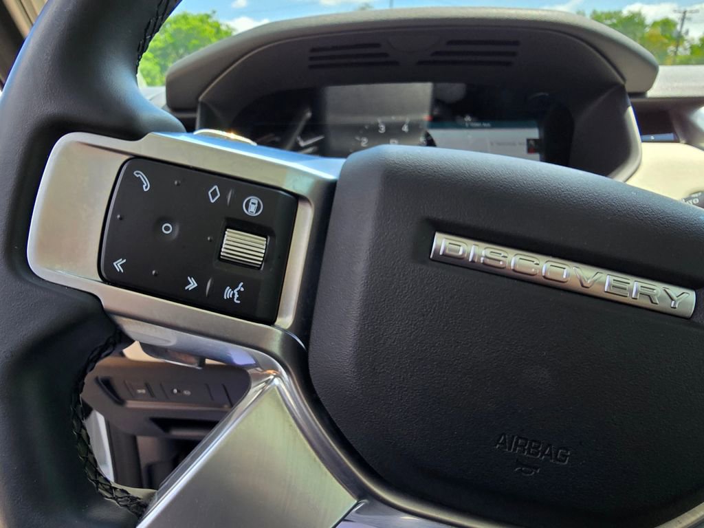 Used 2025 Land Rover Discovery S image 19