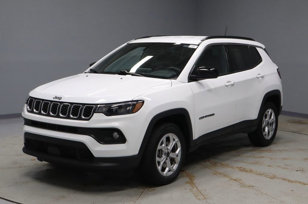 Used 2025 Jeep Compass Latitude AWD/4WD image 6