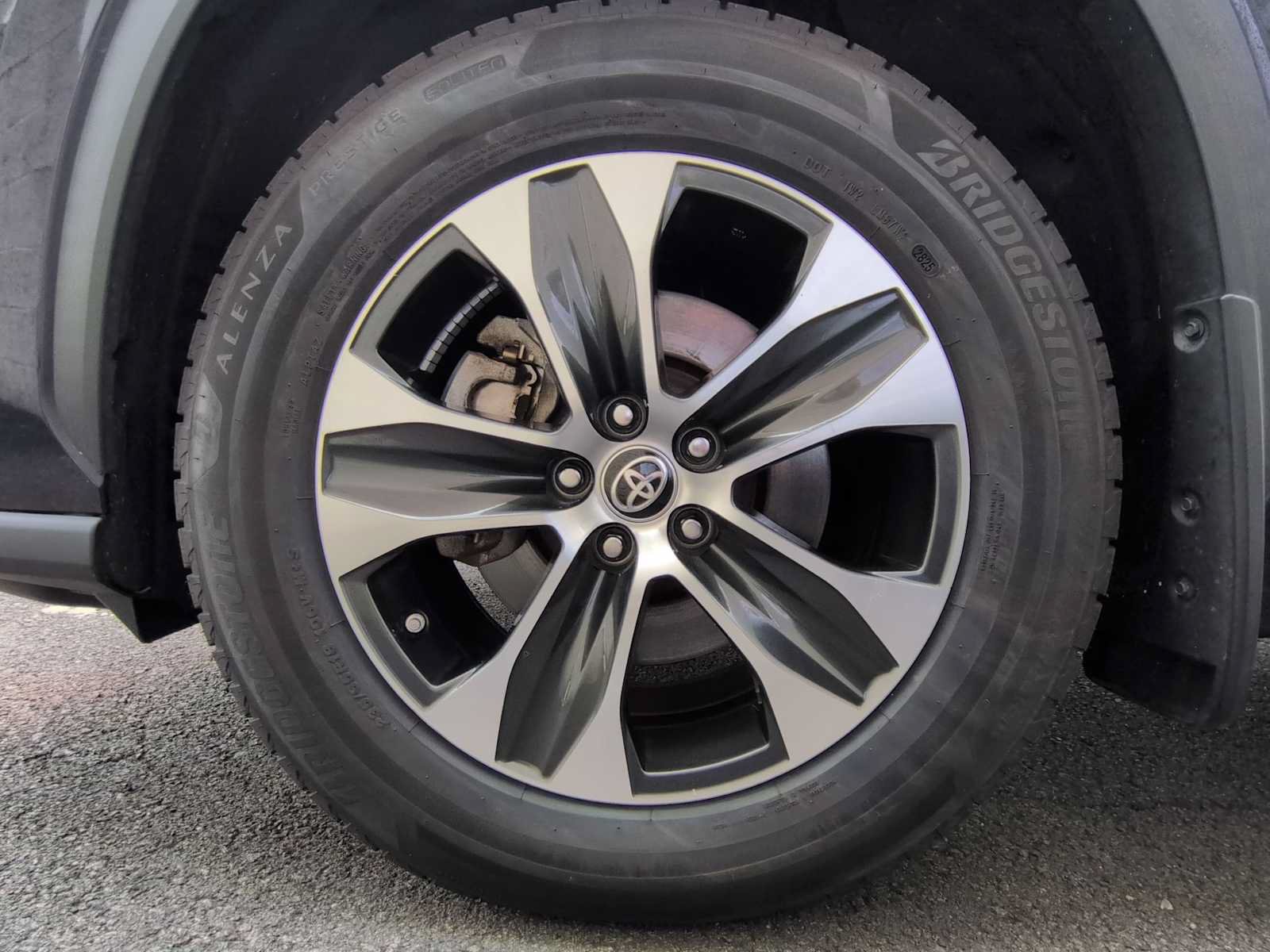 Used 2021 Toyota Highlander XLE AWD/4WD image 14