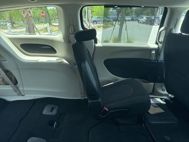 Used 2021 Chrysler Pacifica Touring FWD image 15