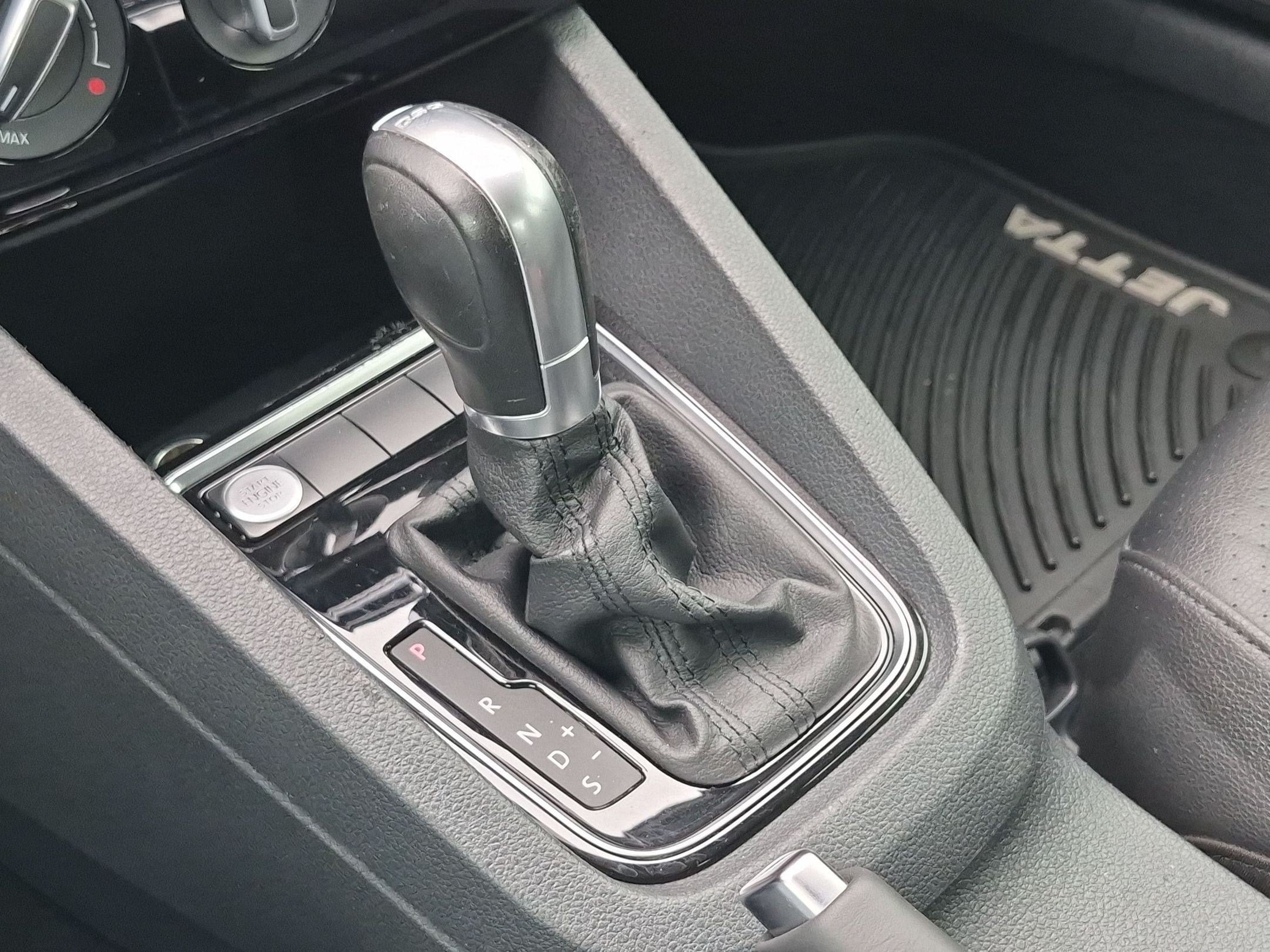 Used 2015 Volkswagen Jetta TDI SE FWD image 25