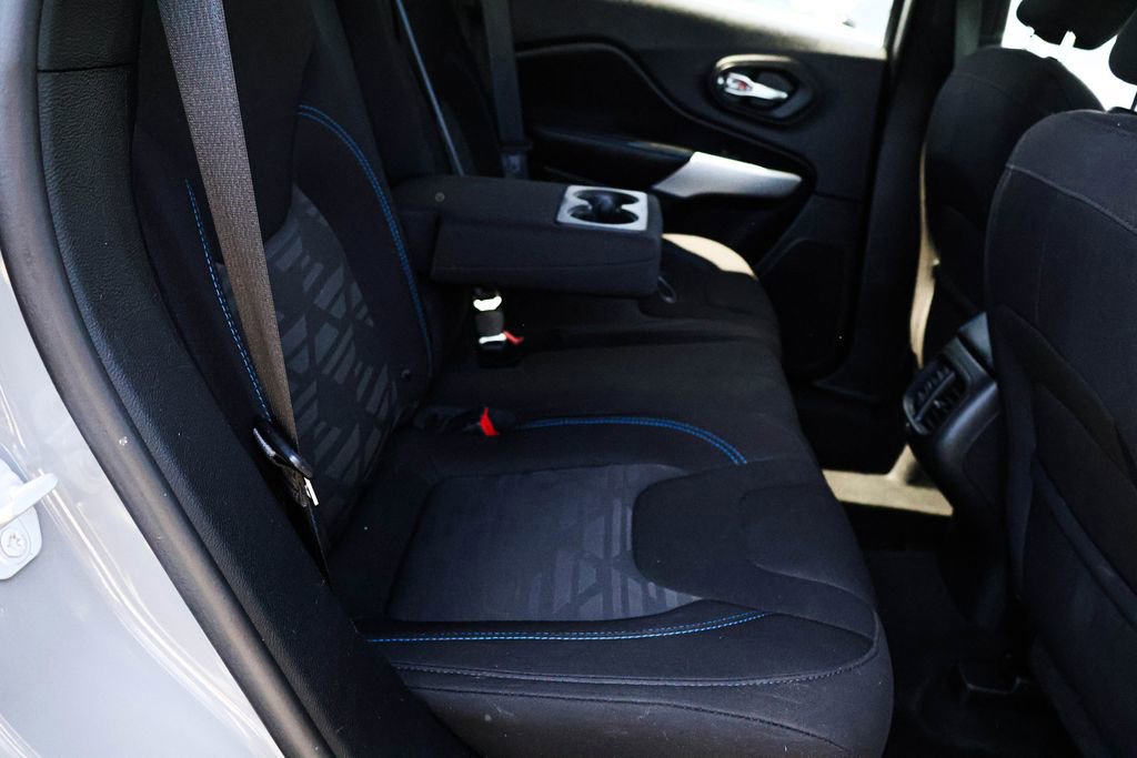 Used 2019 Jeep Cherokee Latitude AWD/4WD image 31