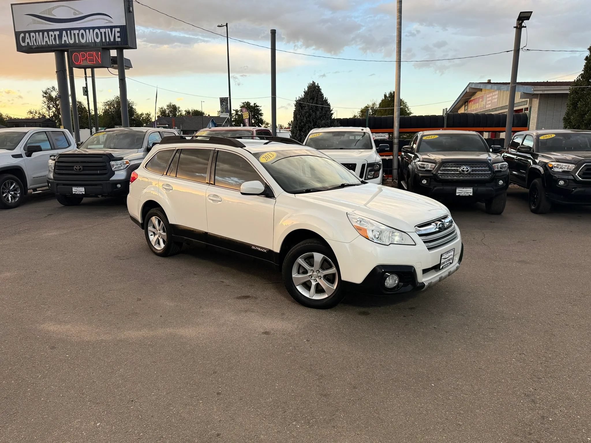 Used 2013 Subaru Outback 3.6R Limited w/ Moonroof Pkg AWD/4WD image 2
