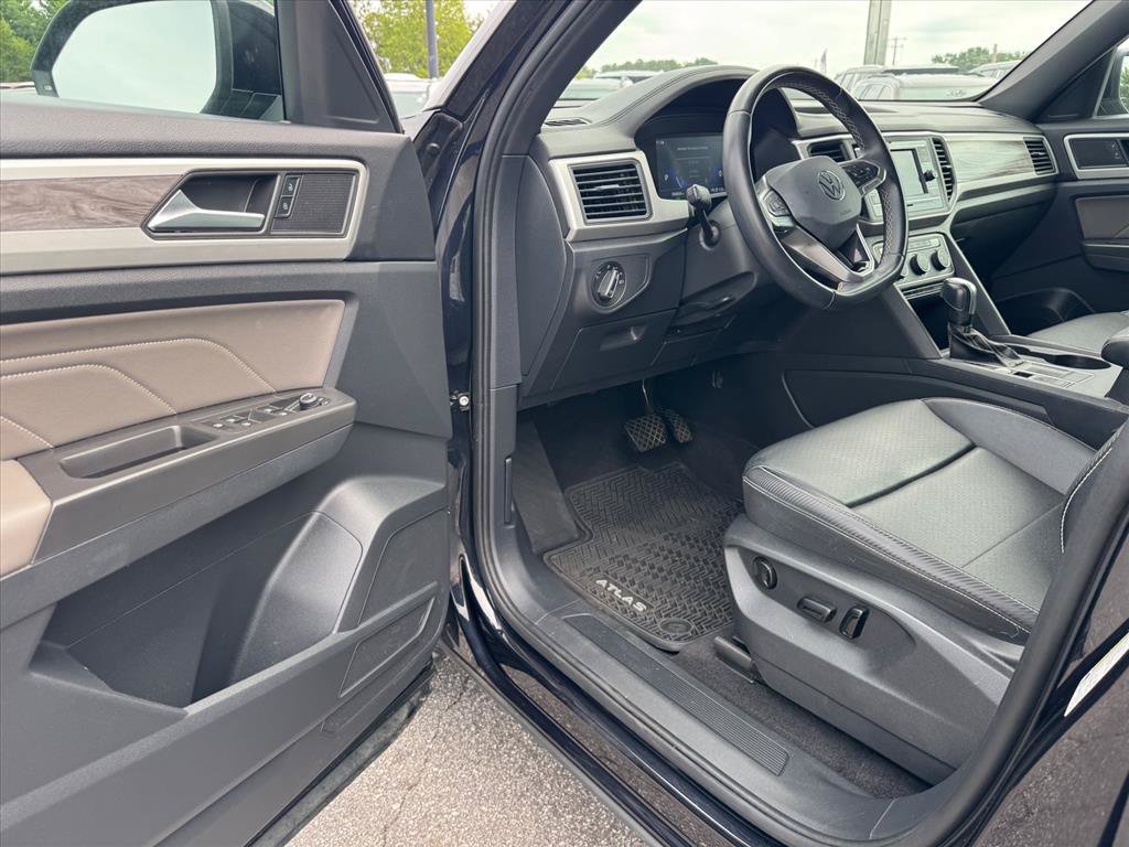 Used 2022 Volkswagen Atlas Cross Sport SE FWD image 13
