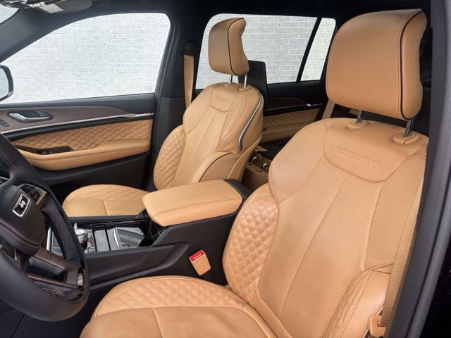 Used 2024 Jeep Grand Cherokee L Summit w/ High Altitude Package AWD/4WD image 11