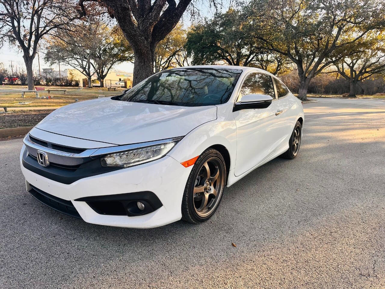 Used 2016 Honda Civic Touring image 2