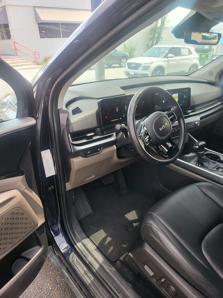 Used 2025 Kia Carnival FWD image 3