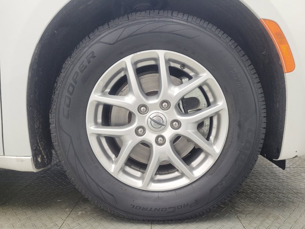 Used 2023 Chrysler Voyager LX image 31